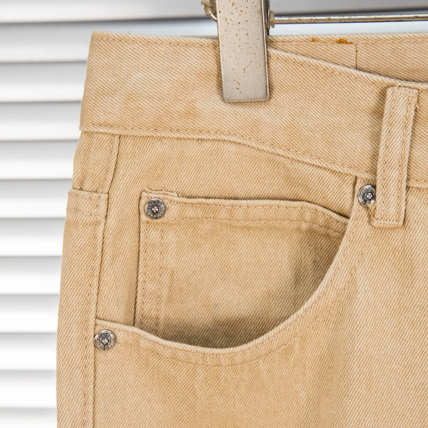 P240 Chrome Hearts 2025 New Light Blue Cross Leather Label Couple Washed Jeans This season’s hot item is sought after by countless celebrities and fashionistas. The neat details of the cutting process add color to the playful fashion! The neat and meticulous design, and the well-fitting structure is unique. The upper body not only has outstanding recognition, but also looks younger and younger. A style with the ultimate wearing meaning and performance, gorgeous color matching, and the craftsmanship of this style is also extremely extraordinary. After the finished product is washed, it is disassembled and hand-made with sheepskin cross leather and then spliced ​​together to complete. The whole piece has too many craftsmanship to describe. It is decorated with patchwork cross flowers and high-waisted washed jeans! ! Absolutely high-end luxury product, a god-level single product, a super popular product, made with top heavy industry, a magic weapon that cannot be missed. Style number: 1867# Size: 28 30 32 34 Color: khaki blue